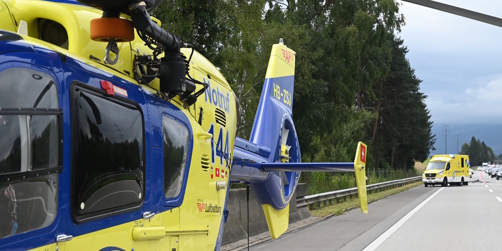 Rettungskräfte brachten den Schwerverletzten ins Spital Bülach. (Symbolbild)