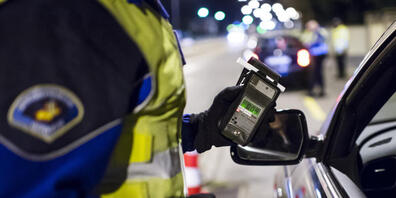 Die Kantonspolizei St. Gallen erwischte gleich mehrere alkoholisierte Personen im Auto oder auf dem Mofa und E-Bike. (Symbolbild)
