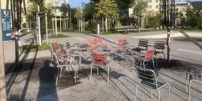 Der Vandalismus in Rapperswil-Jona nimmt immer hässlichere Züge an: willkürlich in Brand gesetzte Stühle und Sonnenschirme im Grünfelspark.