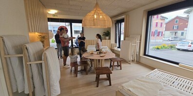 Beratung und Probeliegen im "nuvola"-Showroom der M+H Schreinerei Gossau.