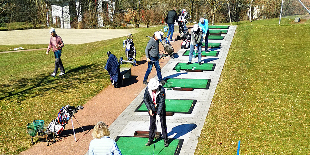Auf der Driving Range im Golfpark Zürichsee wurde munter abgeschlagen.