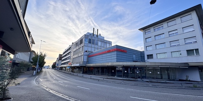 Die 90-Grad Kurve an der unteren Bahnhofstrasse in Rapperswil soll mit der geplanten Überbauung Cityhof entschärft und begradigt werden.