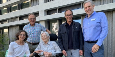 Das Geburtstagskind Margret Stahl mit ihrer Tochter Anita und Schwiegersohn Jürg Gunzen-hauser, Stadtrat Markus Brüllmann und Marco Styner, Geschäftsführer AZK (v.l.).