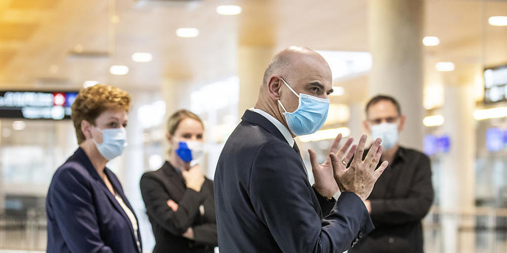 Bundesrat Alain Berset (im Vordergrund) am Dienstagnachmittag am Flughafen Zürich mit der Zürcher Regierungspräsidentin Silvia Steiner, Gesundheitsdirektorin Natalie Rickli und Sicherheitsdirektor Mario Fehr (v.l.)