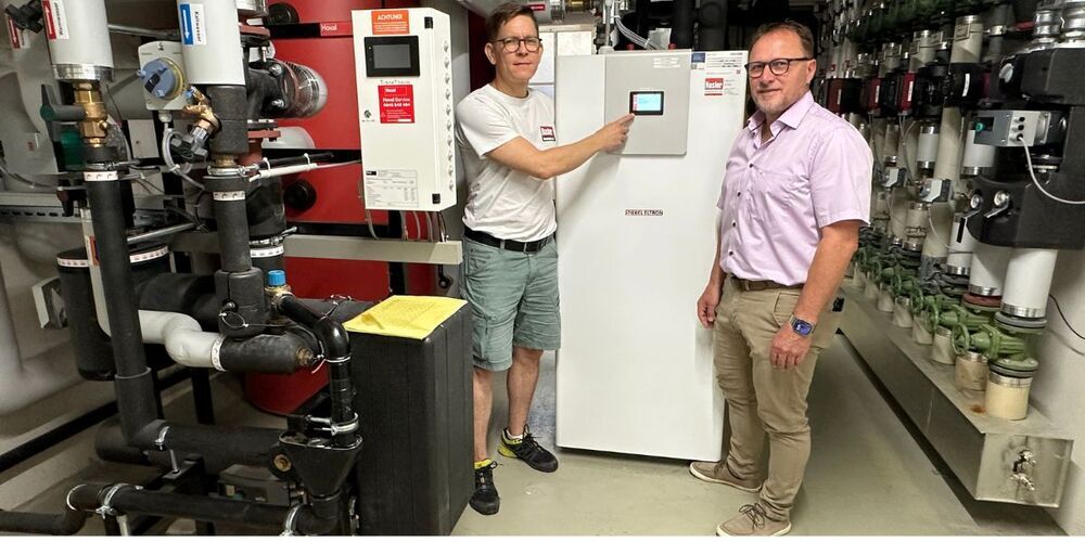 Der Haustechnik-Installateur Daniel Hasler (l.) und Schulpräsident Ernst Dietsche zeigen die neue Heizungsanlage und das Verteilsystem im Schulhaus 