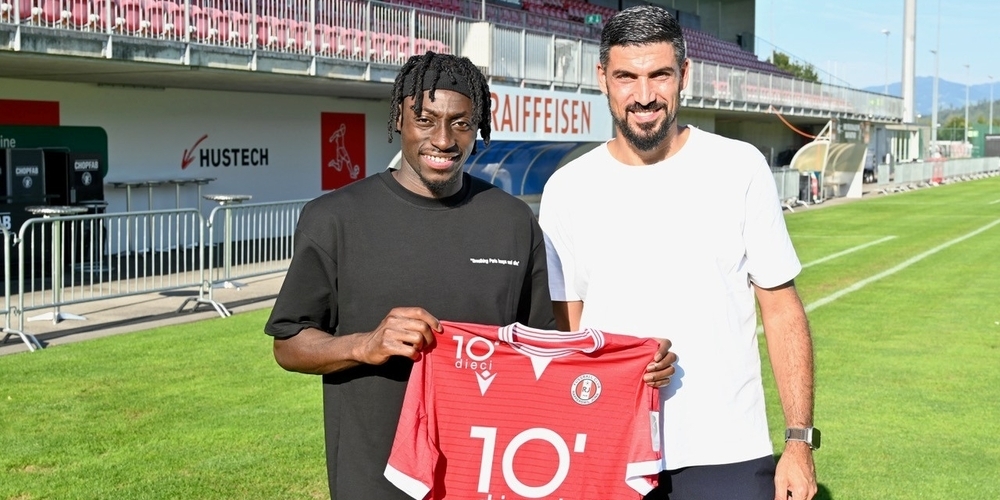 Spielte (u.a.) bereits bei Inter Mailand, Sochaux und Roter Stern Belgrad: FCRJ-Flügelspieler Axel Bakayoko (l.) mit Sportchef Alessandro Ciarrocchi.