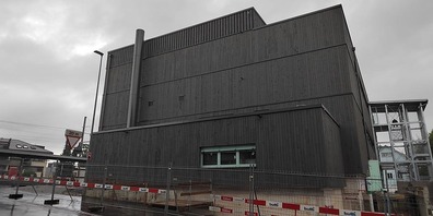 Grosse Änderungen gab es betreffend der Haupterschliessung mit Treppenhaus und Lift über alle Geschosse (ganz rechts), diese wurde abgebrochen und neu aufgebaut. 