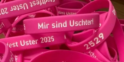 Das Armband kostet 10 Franken und trägt zur Finanzierung des kostenlosen Stadtfests Uster bei.