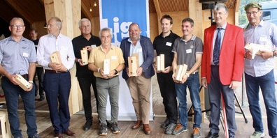 Der «St.Galler HolzCHopf 2025» Res Näf (Mitte) flankiert von den weiteren Preisträgern (v.l.n.r.)  Thomas Abderhalden, Marc Steiner, Franco Knie, Jakob Koster sowie Roman Gabathuler, Adrian Scherrer, Sepp Fust (Lignum-Holzkette-Präsident) und Erwin Rebmann.