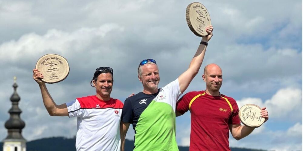 Marcel Schuster (links im Bild) freut sich über den 2. Platz