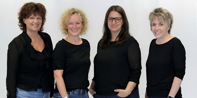 Das TUDOR DIALOG-Team v.l.: Gabriela Gasser (Redaktorin), Barbara Tudor (Gründerin und Geschäftsleiterin), Isabella Schütz (Projektleiterin Marketing/Kommunikation) und Monika Bucher (Verlagsassistentin).