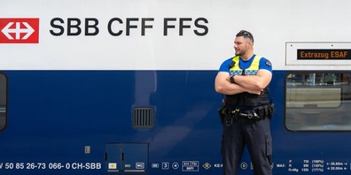 NOS-Kranzschwinger Samir Leuppi als Transportpolizist vor einem SBB-Extrazug zum ESAF, an dem er Schwinger teilnehmen wird.