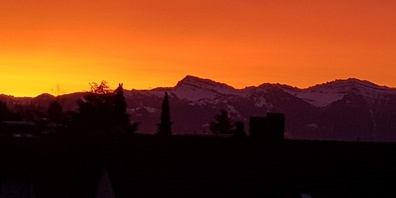 Rote Sahara-Wolke sammelten sich um 07.00 Uhr kurz vor Sonnenaufgang im Himmel über Lenggis.