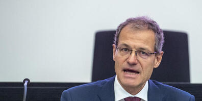 Der Luzerner Finanzdirektor Reto Wyss (Mitte) sieht Spielraum für weitere Steuerfusssenkungen. (Archivaufnahme)