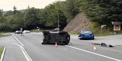 Der Lenker des gekippten Autos merkte zu spät, dass das blaue Auto vor ihm bis zum Stillstand abbremste, damit ein Velofahrer die Strasse überqueren konnte.