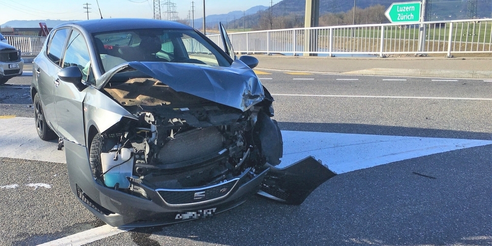 An den beteiligten Unfallfahrzeugen entstand Sachschaden.