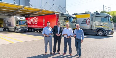 Im Bild v.l.: Thomas Omelko (Niederlassungsleiter Getränkelogistik Camion Transport), Jürg Burkhalter (General Manager Coca-Cola HBC Schweiz), Josef Jäger (Direktor Camion Transport) und Adrian Fritz (Director Supply Chain Coca-Cola HBC Schweiz)