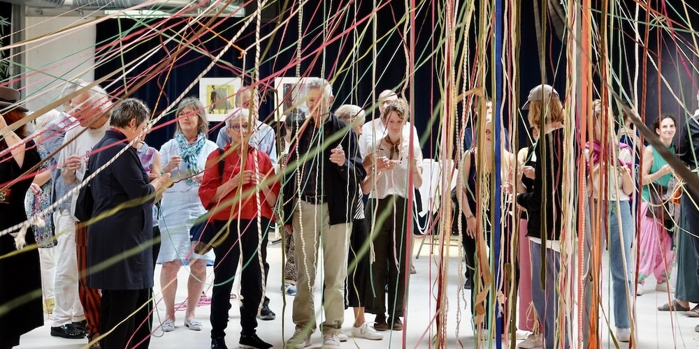 Besucher und Kunsttherapeuten knüpften am Jubiläumsfest das Myzel als Symbol, welches alles verbindet.