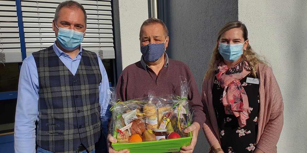Christian Sepin, Gemeindepräsident, und Rahel Heinemann, Institutionsleiterin Alters- und Pflegeheim Hof Haslach gratulieren Antonio Heule (Foto Mitte) zum Jubiläum