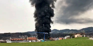 Eine dunkle Rauchsäule steigt in Hinwil in den Himmel.