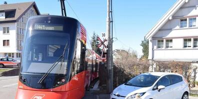 Der Lenker des weissen Personenwagens übersah beim Einbiegen in die St. Gallerstrasse in Speicher AR einen nahenden Zug der Appenzeller Bahn. Es kam zu einer leichten Kollision.