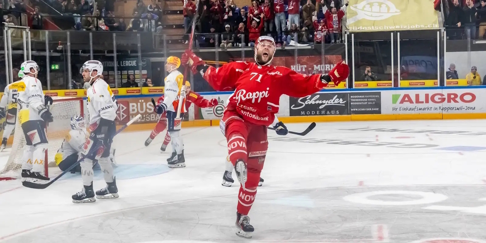 Die SCRJ Lakers um Stürmer Nicklas Jensen (1.v.r.) wollen auch beim Testspiel daheim gegen den HC Ambrì-Piotta jubeln. (Archivbild)