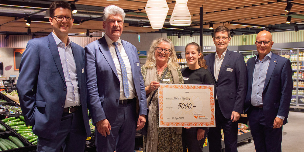 Glückliche Gesichter bei der Eröffnungsfeier: Samuel Bauert, Leiter Direktion Supermarkt, Boris Tschirky, Gemeindepräsident Gaiserwald, Verena Kleeli und Livia Krapf, beide Kultur in Engelburg, Martin Lutz, Geschäftsleiter der Migros Ostschweiz und Nicolò Paganini, Präsident der Verwaltung der Migros Ostschweiz