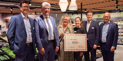 Glückliche Gesichter bei der Eröffnungsfeier: Samuel Bauert, Leiter Direktion Supermarkt, Boris Tschirky, Gemeindepräsident Gaiserwald, Verena Kleeli und Livia Krapf, beide Kultur in Engelburg, Martin Lutz, Geschäftsleiter der Migros Ostschweiz und Nicolò Paganini, Präsident der Verwaltung der Migros Ostschweiz