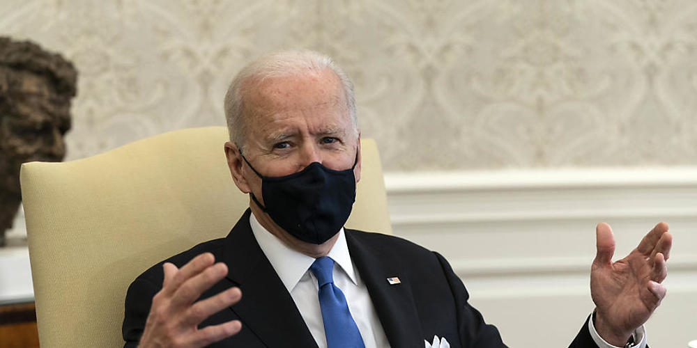 Joe Biden, Präsident der USA, spricht während eines Treffens im Oval Office. Foto: Alex Brandon/AP/dpa