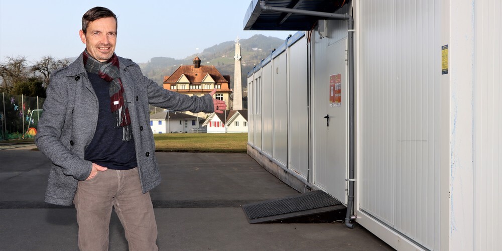 Schulratspräsident Mattia Girardi vor dem Schulraumprovisorium neben dem Kindergarten Sonnenhügel. In diesem wird seit Beginn des laufenden Schuljahres eine Kindergartenklasse unterrichtet. 