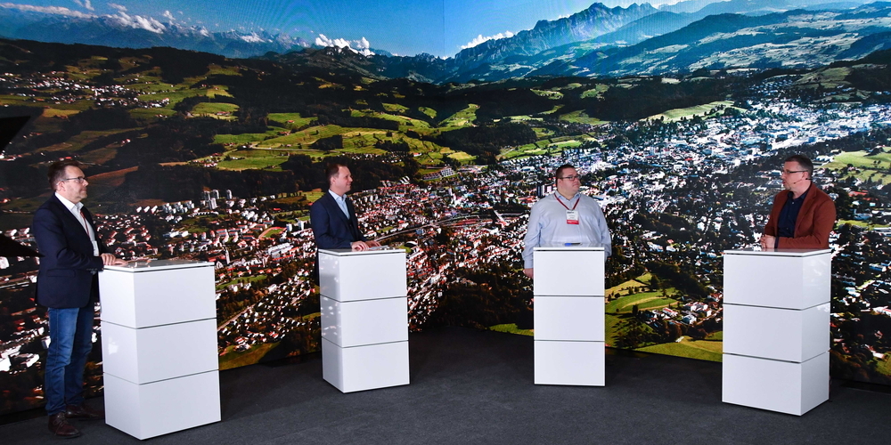 Die Diskussionsrunde zur Smart City. Von links: Christoph Peter, Gründer St.Galler Smart City Lab, Christoph Lanter, LEADER/Moderation, Christian Geiger, Chief Digital Officer Stadt St.Gallen, Roman Bottlang, Leiter Marketing und Event Dienststelle Sport Stadt St.Gallen.