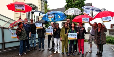 Zahlreiche Unterstützerinnen und Unterstützer machten vor der Tonhalle auf ihr Anliegen aufmerksam und verfolgten später die Debatte im Stadtparlament von der Tribüne aus.