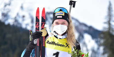 Die Einsiedler Biathletin Amy Baserga läuft an der Junioren-WM in Obertilliach im Sprint in überragender Manier zur Goldmedaille. 