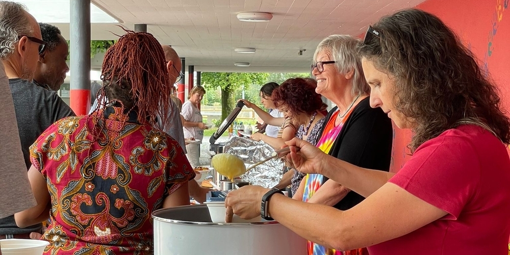 Suppenausschank beim internationalen Mittagsbuffet. (Archivbild)