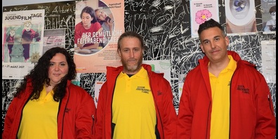 Das OJA-Team mit einheitlichem Look (v. l..): Domenica Del  Tiglio, René Hirschi und Stellenleiter Tobias Marti.