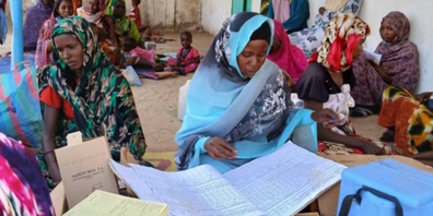 Notleidende Frauen und Kleinkinder im Sudan.