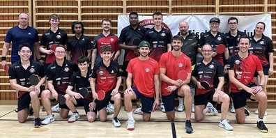 Die Lakers-Verteidiger Luca Capaul (vordere Reihe 4.v.r.) und Igor Jelovac (vordere Reihe 3.v.r.) trainierten beim Tischtennisclub Rapperswil-Jona.