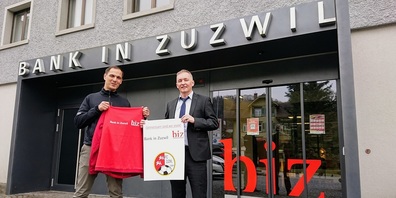 Von links: Fabio Vitto, Präsident FC Zuzwil, und Dominik Keller, Geschäftsleiter Bank in Zuzwil.