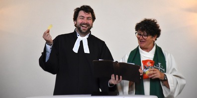 Chips Gottes: Auch bei Pfarrer Simon Sigrist und Diakonin Ute Grommes herrscht Fröhlichkeit.