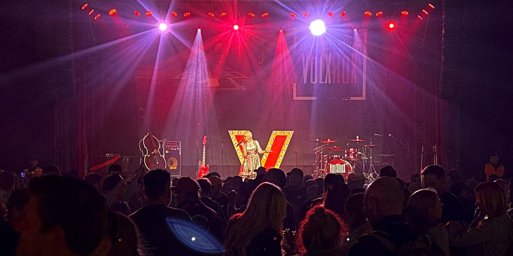 «VolXroX» heizt dem Publikum im Festzelt mit kraftvollem Sound ein.