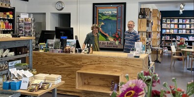 Es ist alles bereit! Franziska Kissling und André Wigger in ihrem neu eröffneten Laden claro gutenberg buchhandlung am Bahnhof Flawil.