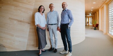 Die Unternehmen Blumer Lehmann und Frutiger gehen eine Partnerschaft ein und werden künftig  enger zusammenarbeiten v.l.: CEO Katharina Lehmann von Blumer Lehmann und die Co- Verwaltungsratspräsidenten Luc Frutiger und Thomas Frutiger von Frutiger. 