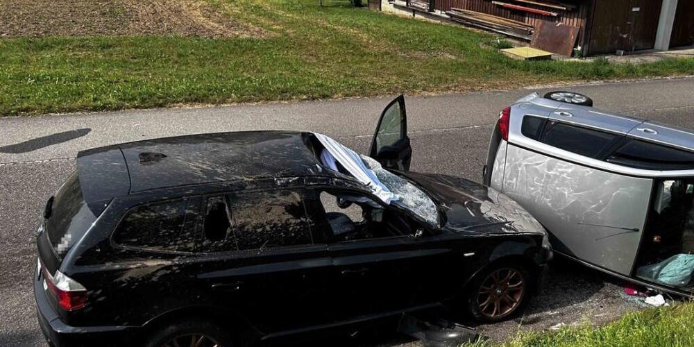 Der schwarze Wagen hatte den Silbrigen gestreift, worauf sich dieser überschlug.