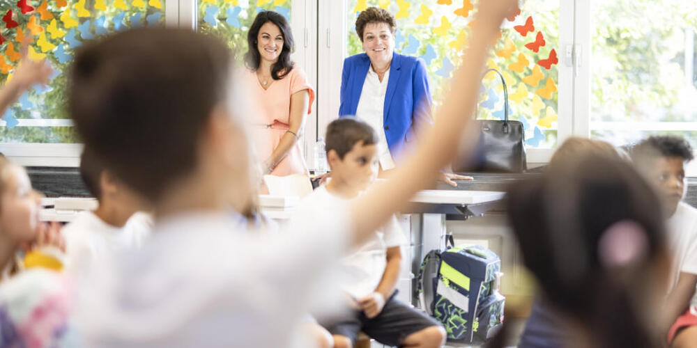 Die Zürcher Bildungsdirektorin Silvia Steiner (Mitte) besuchte am Montag eine Lektion der ersten Primarklasse in der Schule Chrüzächer in Regensdorf.