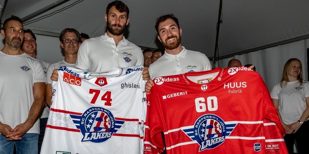 Trikot-Vorstellung mit den Lakers-Torhütern: Ivars Punnenovs (vorne l.) mit dem weissen Auswärtstrikot und Melvin Nyffeler mit dem roten Heimtrikot.