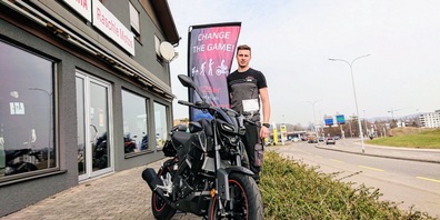 Yanick Raschle, Inhaber des Motorradgeschäfts Raschle Motos in Niederuzwil, freut sich über das neue Kundenpotential.