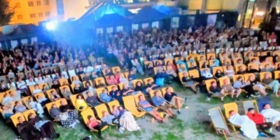600 Besucherinnen und Besucher beim Film "Das Kanu des Manitu" im Openair Kino Uzwil.