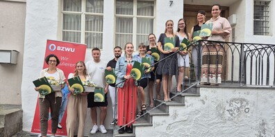 Die frisch diplomierten Absolventeninnen und Absolventen der Handelsschule edupool.ch am BZWU.