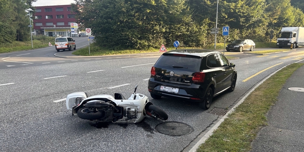 Der Motorradfahrer bemerkte das stehende Auto zu spät.