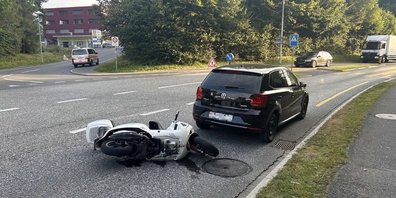 Der Motorradfahrer bemerkte das stehende Auto zu spät.